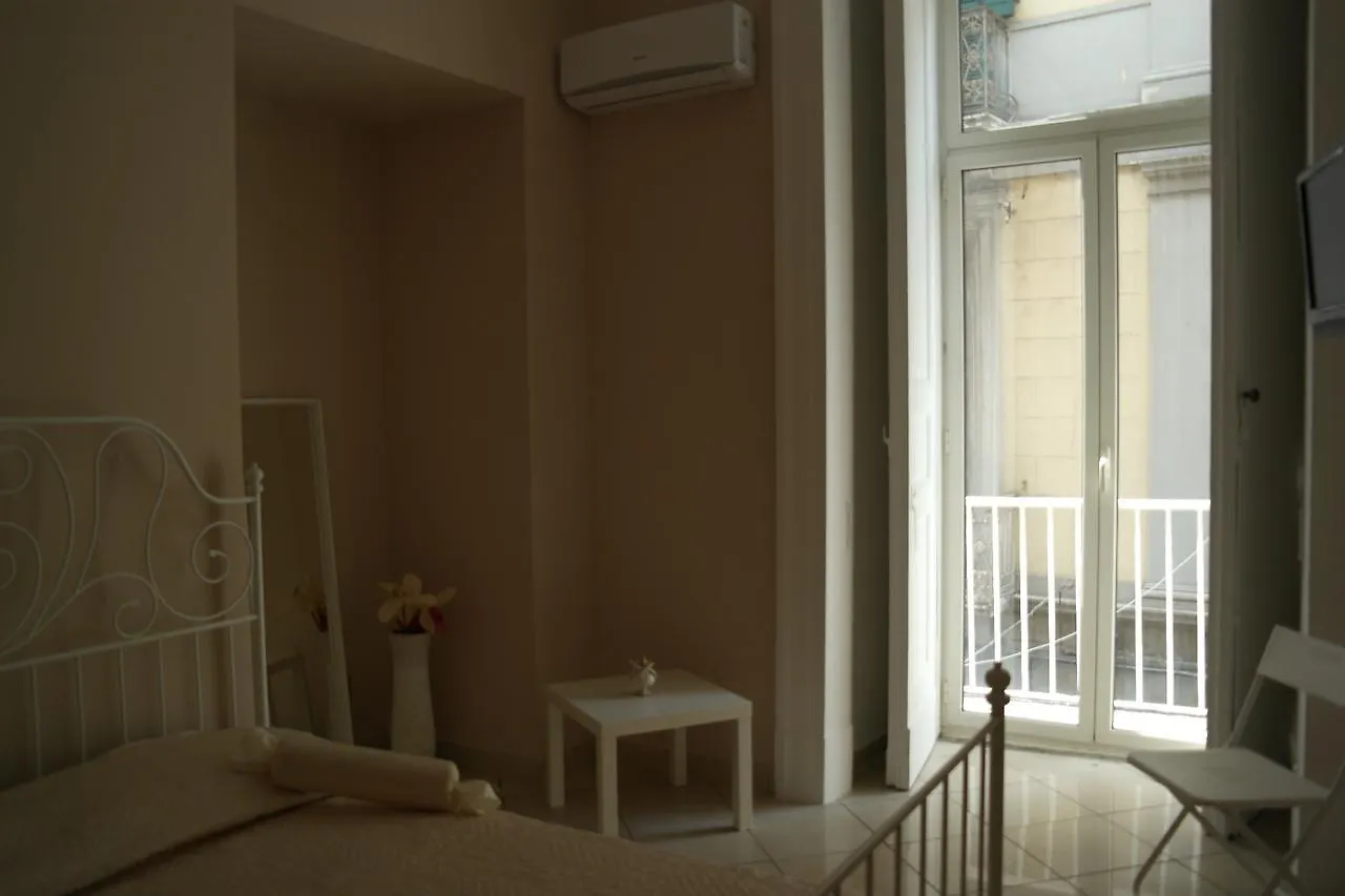 A Due Passi Da Dante Bed & Breakfast Naples
